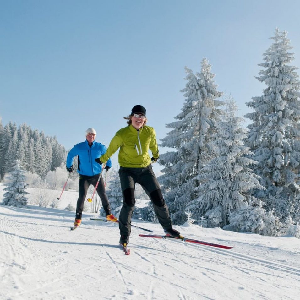 2 Langlauf-Wochenendkurs-Teilnehmer au der Loipe